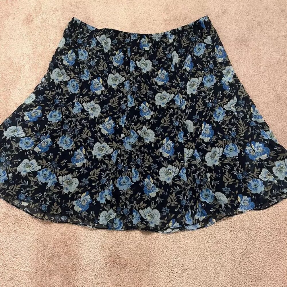 Laura Scott. 3X. Chiffon Lined Blue Floral Pull On Skirt. Elastic waist. B99